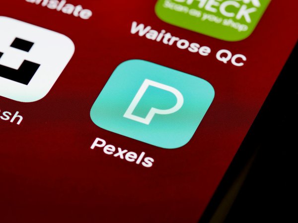 Comment utiliser la fonctionnalité de partage familial sur un Apple iPhone pour partager des abonnements et des achats?